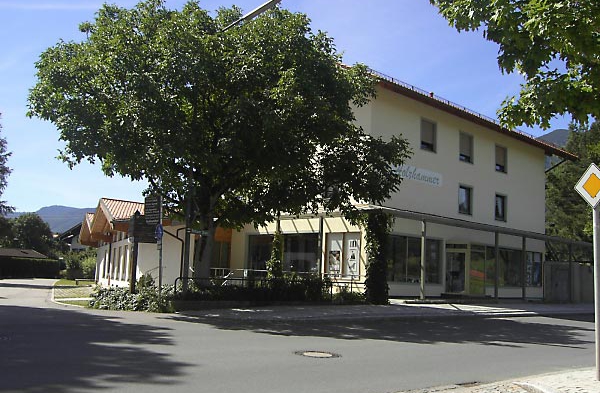 Außenansicht des Geschäfts Holzhammer in Grassau
